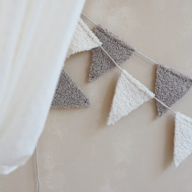 Handgefertigte Wimpelkette aus Teddy-Stoff in Taupe – warme und weiche Dekoration fürs Kinderzimmer
