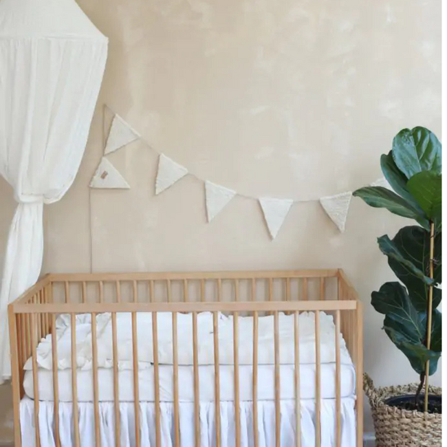 Handgemaakte vlaggenlijn van teddy stof in crème – warme en zachte decoratie voor de kinderkamer