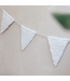 Handgemaakte vlaggenlijn van teddy stof in crème – warme en zachte decoratie voor de kinderkamer