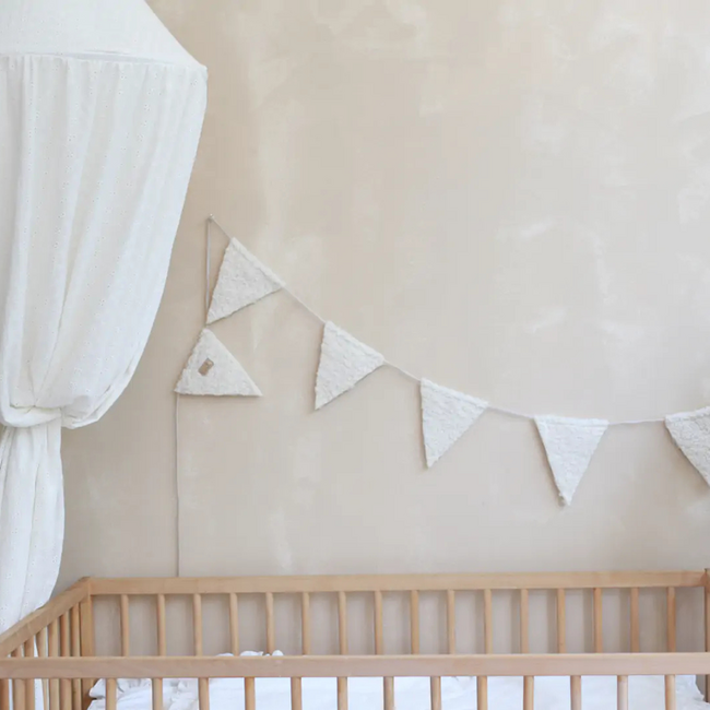 Guirlande faite main en tissu teddy crème – décoration douce et chaleureuse pour la chambre d’enfant