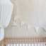 Guirlande faite main en tissu teddy crème – décoration douce et chaleureuse pour la chambre d’enfant