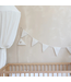 Handgemaakte vlaggenlijn van teddy stof in crème – warme en zachte decoratie voor de kinderkamer
