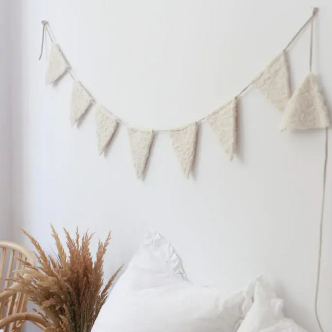 Guirlande faite main en tissu teddy crème – décoration douce et chaleureuse pour la chambre d’enfant