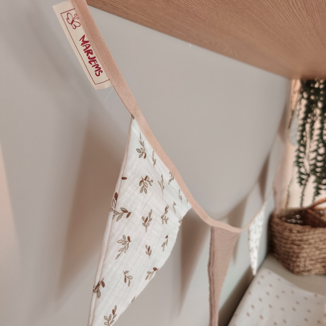 Guirlande en tissu faite main Branches – décoration unique pour chambres d’enfants
