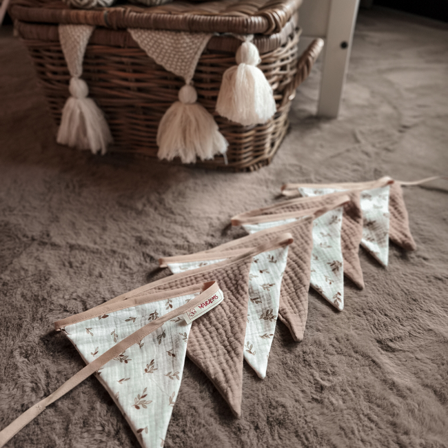 Guirlande en tissu faite main Branches – décoration unique pour chambres d’enfants