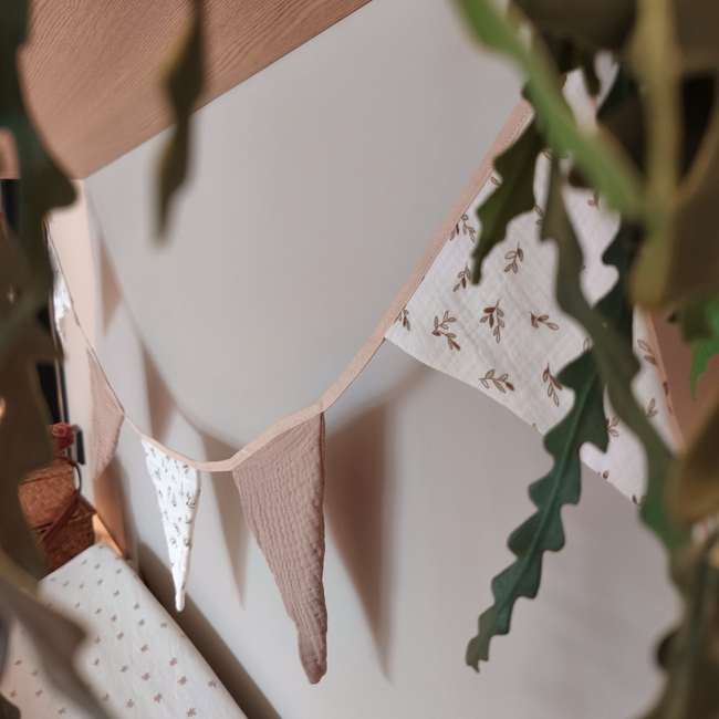 Guirlande en tissu faite main Branches – décoration unique pour chambres d’enfants