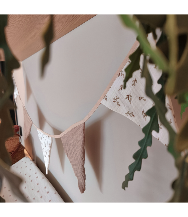 Handgemaakte stoffen vlaggenlijn Takjes – unieke kinderkamerdecoratie