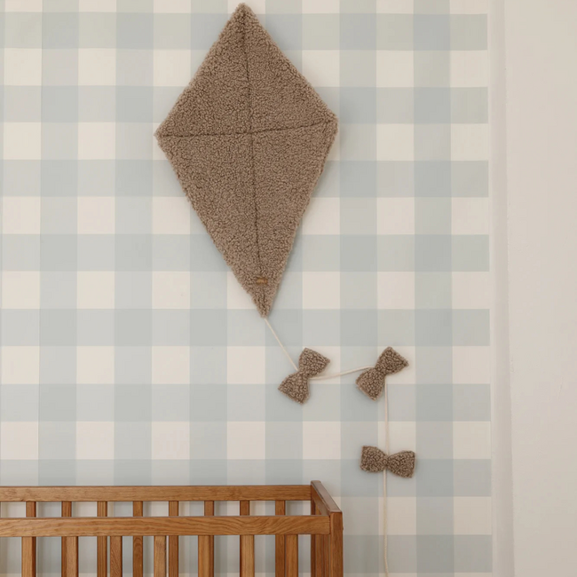 Handgemaakte teddy stof vlieger in taupe – zachte decoratie voor baby- en kinderkamer