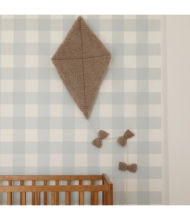 Handgemaakte teddy stof vlieger in taupe – zachte decoratie voor baby- en kinderkamer