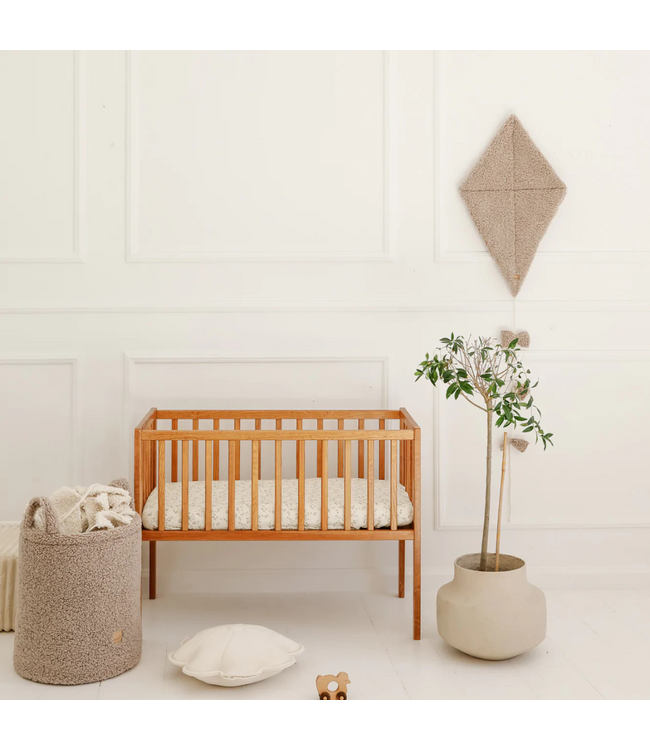 Handgemaakte teddy stof vlieger in taupe – zachte decoratie voor baby- en kinderkamer