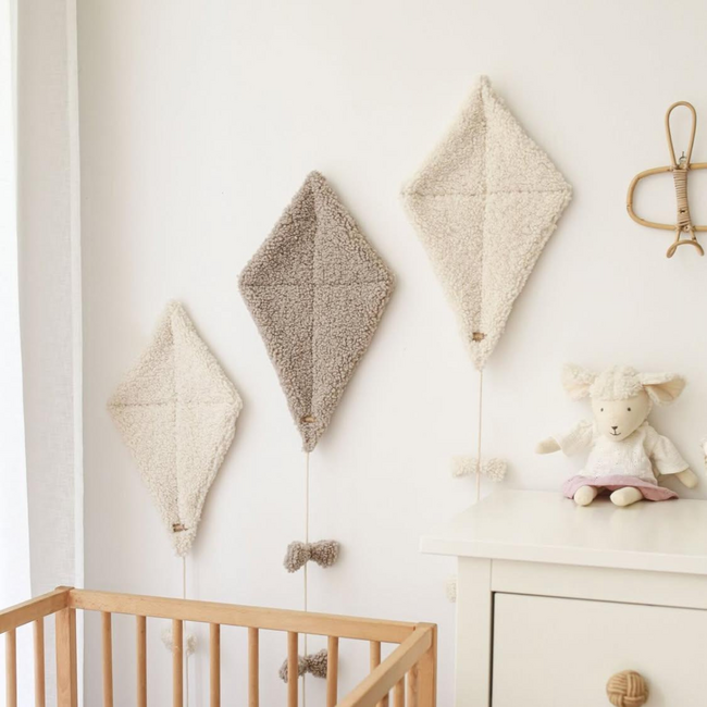 Cerf-volant en tissu teddy fait main en taupe – décoration douce pour chambre de bébé ou d’enfant
