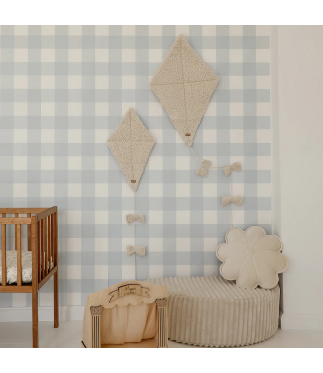 Handgemaakte teddy stof vlieger in crème – zachte decoratie voor baby- en kinderkamer