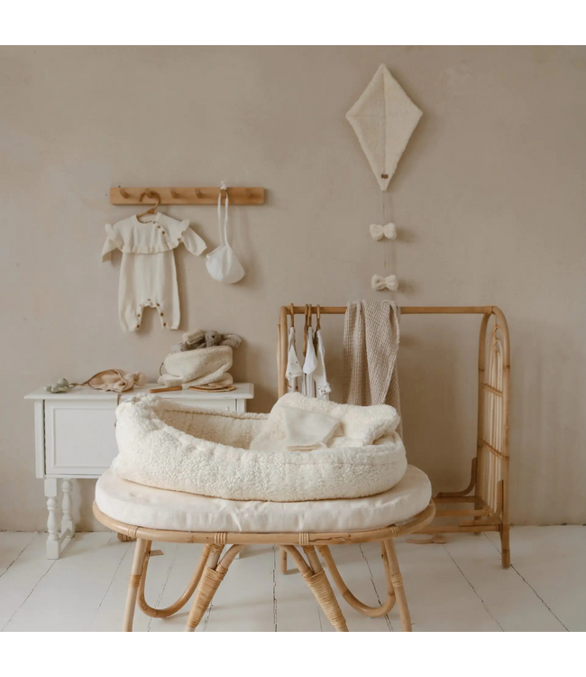 Handgemaakte teddy stof vlieger in crème – zachte decoratie voor baby- en kinderkamer