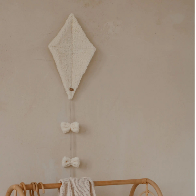 Handgemaakte teddy stof vlieger in crème – zachte decoratie voor baby- en kinderkamer