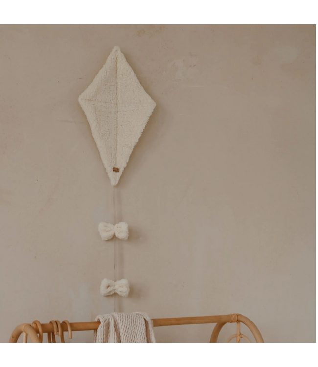 Handgemaakte teddy stof vlieger in crème – zachte decoratie voor baby- en kinderkamer