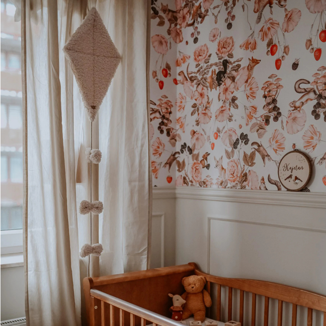 Handgemaakte teddy stof vlieger in crème – zachte decoratie voor baby- en kinderkamer