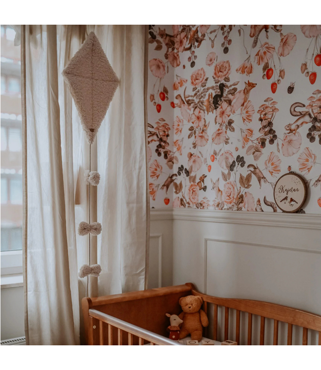 Handgemaakte teddy stof vlieger in crème – zachte decoratie voor baby- en kinderkamer