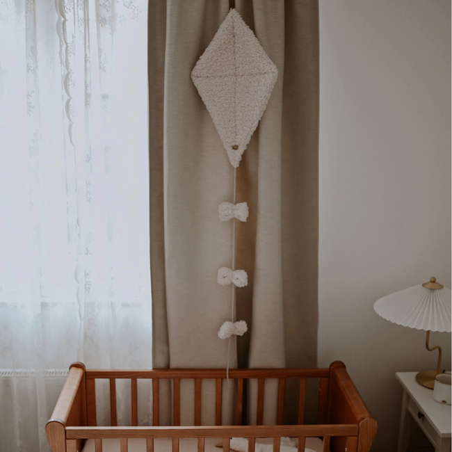 Handgefertigter Teddy-Stoff-Drachen in Crème – weiche Dekoration fürs Baby- und Kinderzimmer