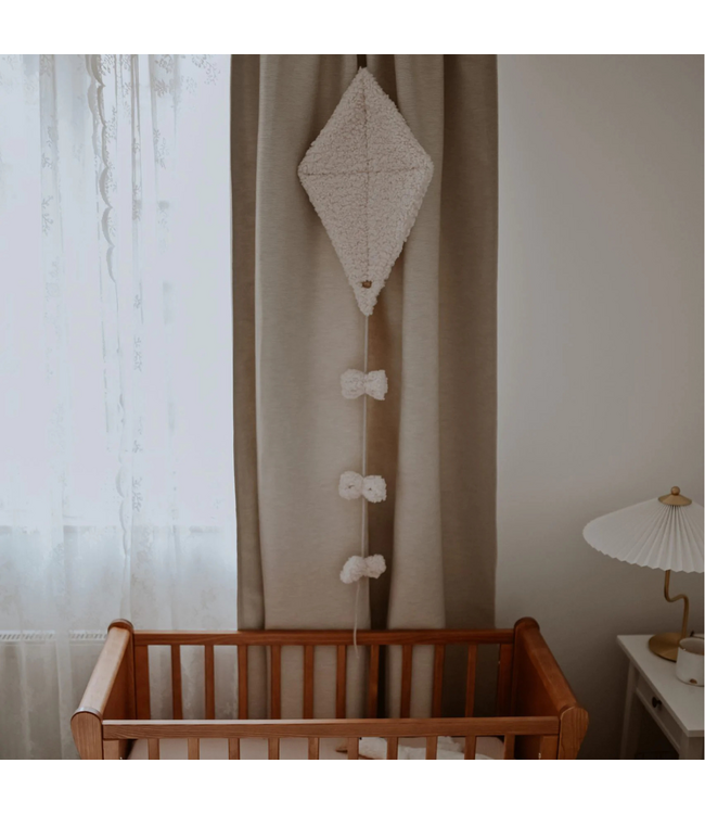 Handgemaakte teddy stof vlieger in crème – zachte decoratie voor baby- en kinderkamer
