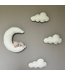 Wolkenset met liggend beertje op de maan – 4-delige wanddecoratie voor een dromerige babykamer