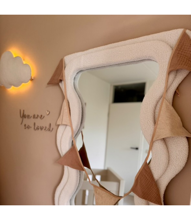 Handgemaakte stoffen vlaggenlijn beige – unieke kinderkamerdecoratie