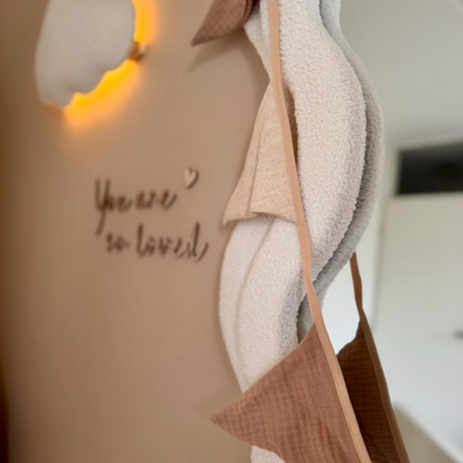 Handgemaakte stoffen vlaggenlijn beige – unieke kinderkamerdecoratie