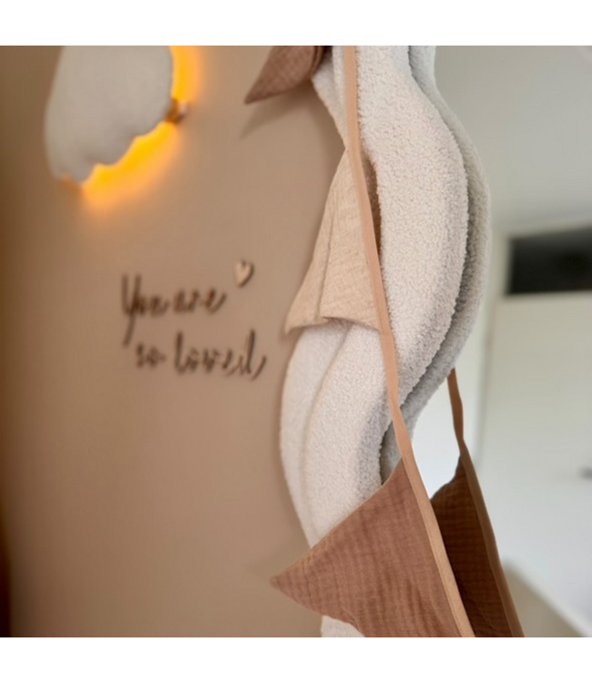 Handgemaakte stoffen vlaggenlijn beige – unieke kinderkamerdecoratie