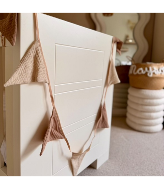 Handgemaakte stoffen vlaggenlijn beige – unieke kinderkamerdecoratie