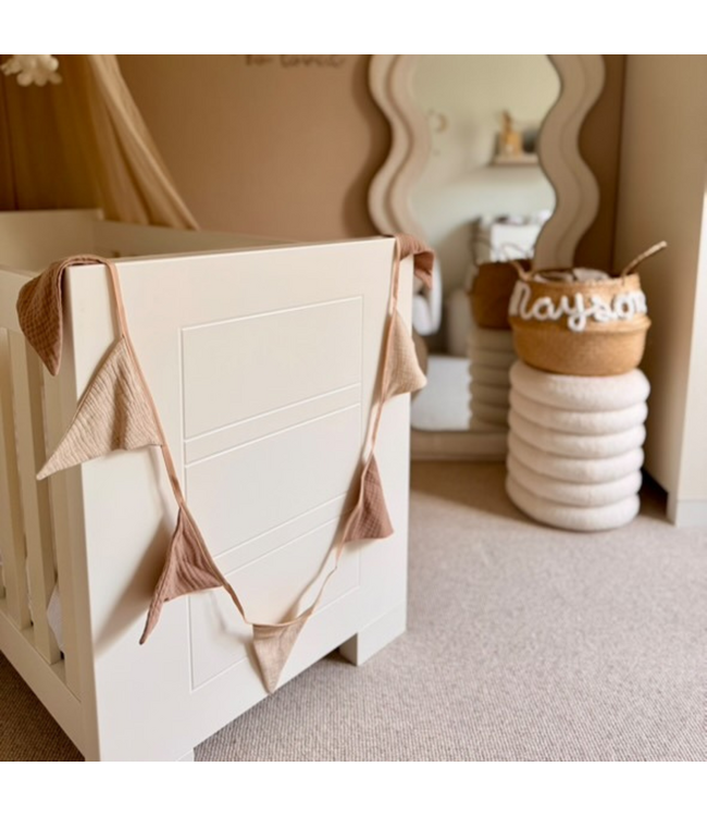 Handgemaakte stoffen vlaggenlijn beige – unieke kinderkamerdecoratie