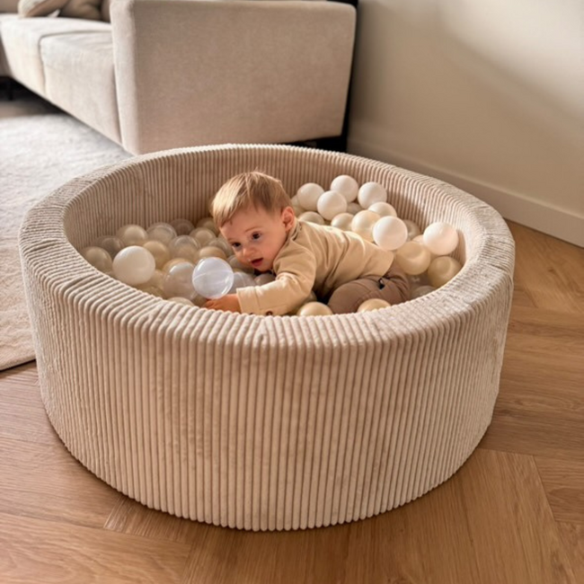 Bällebad mit Corduroy-Bällen in Beige – sicherer und weicher Spielplatz für Kinder