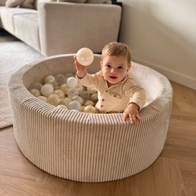 Bällebad mit Corduroy-Bällen in Beige – sicherer und weicher Spielplatz für Kinder