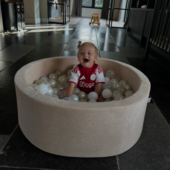 Soft velvet ball pit including 200 soft balls | Beige