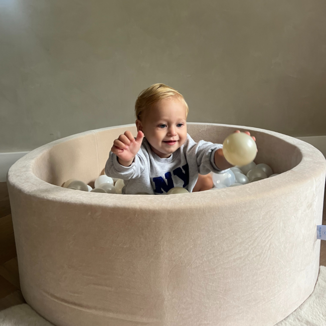 Soft velvet ball pit including 200 soft balls | Beige
