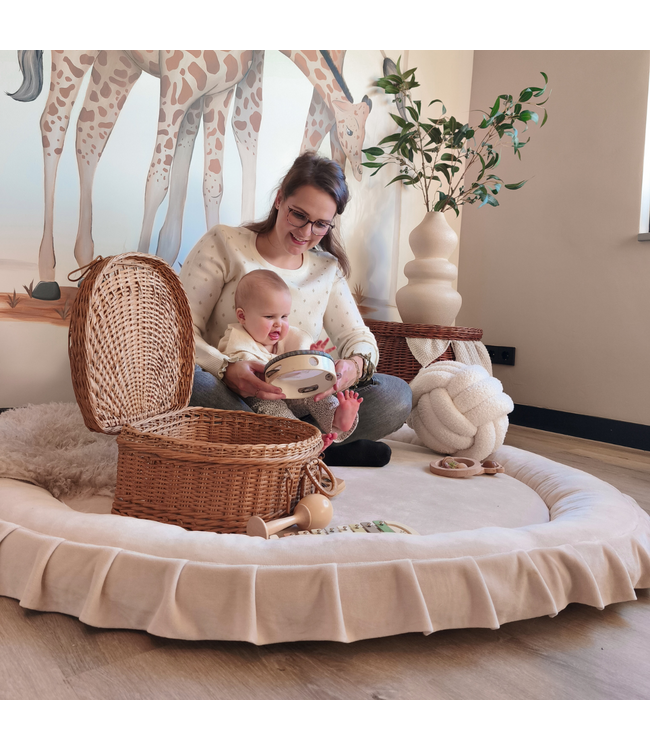 Luxe beige velvet speelnest – veilig en comfortabel speelplekje