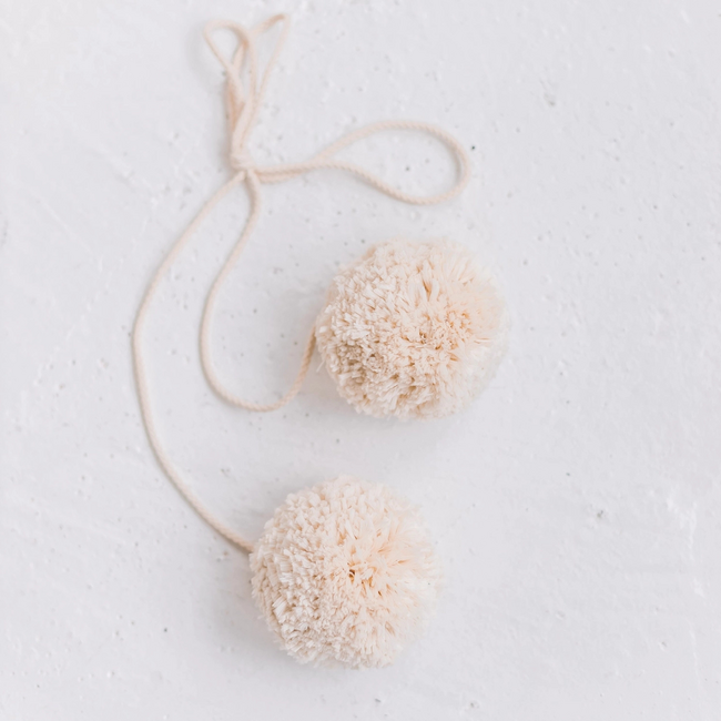 Dekorative Pompom-Tipi-Zeltspitze – Beige | Für ein verspieltes und gemütliches Kinderzimmer