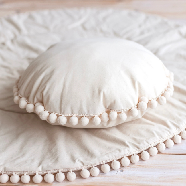 Coussin décoratif avec pompons – Écru | Doux et élégant