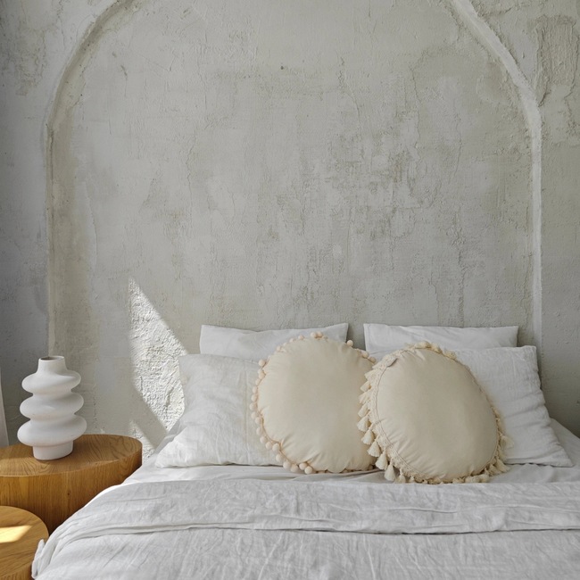 Coussin décoratif avec pompons – Écru | Doux et élégant