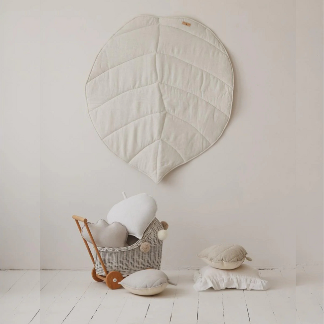Leaf-shaped play mat made of linen – Sand | Soft, stylish and playful