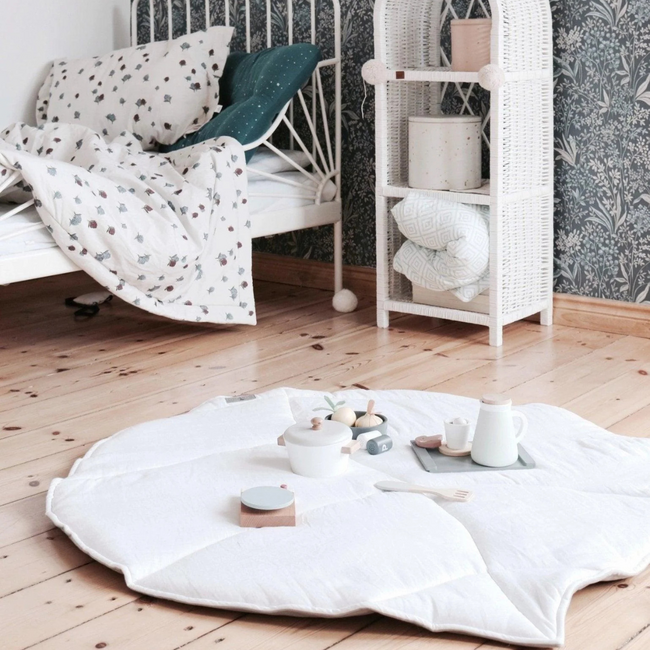 Leaf-shaped play mat made of linen – Sand | Soft, stylish and playful