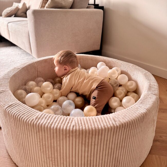 Ballenbak met corduroy ballen in beige – veilige en zachte speelplek voor kinderen