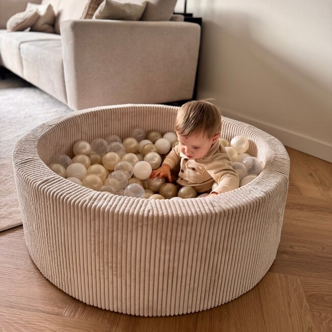 Bällebad mit Corduroy-Bällen in Beige – sicherer und weicher Spielplatz für Kinder