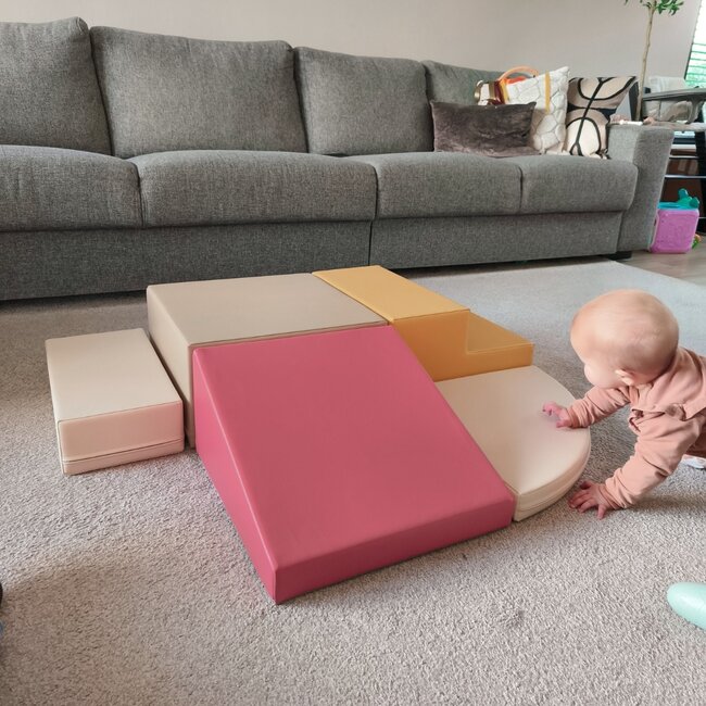 Set de blocs en mousse Corner – jeu créatif et sûr en rose pastel