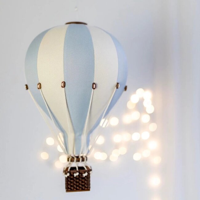 Dekorativer Heißluftballon in Creme- und Minttönen für ein stilvolles Ambiente