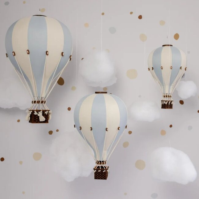 Dekorativer Heißluftballon in Creme- und Minttönen für ein stilvolles Ambiente