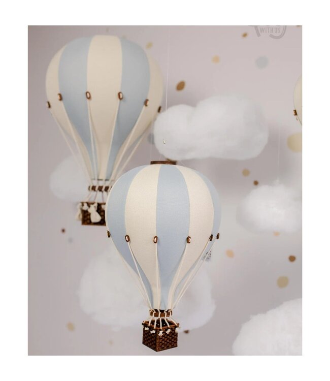 Decoratieve luchtballon in crème- en mintkleuren voor een sfeervol interieur