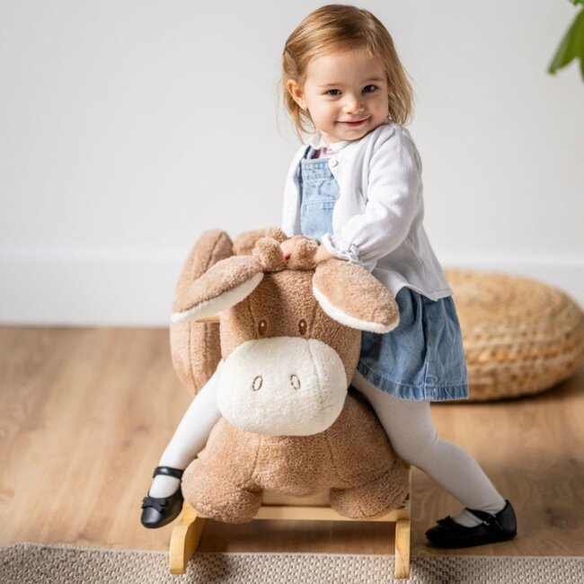 Hobbeldier ezel van teddy stof in beige – knuffelzacht en stevig hobbelplezier