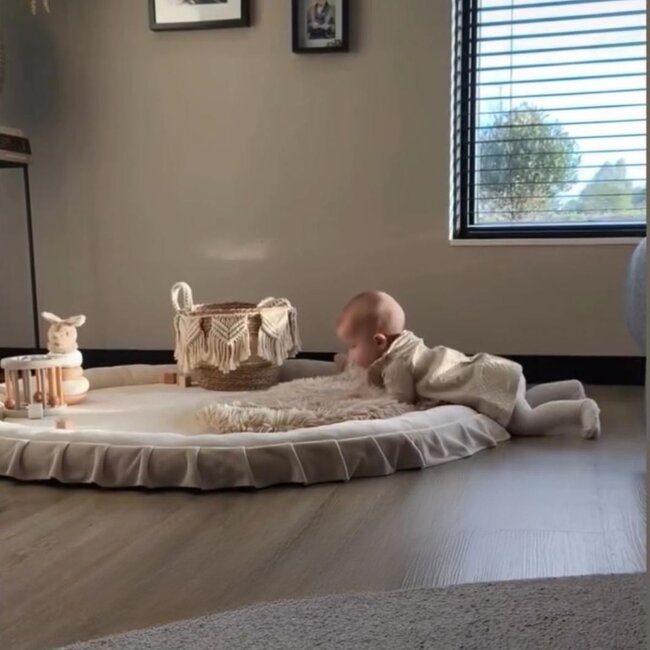 Luxe beige velvet speelnest – veilig en comfortabel speelplekje