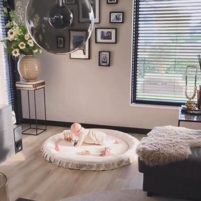 Luxe beige velvet speelnest – veilig en comfortabel speelplekje