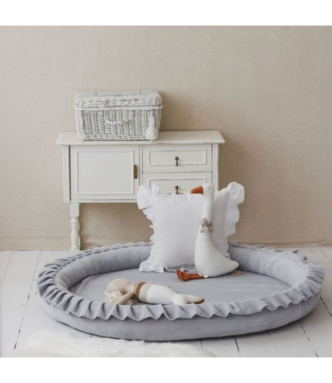 Grijs velvet speelnest met hoge zachte randen – stijlvol en veilig