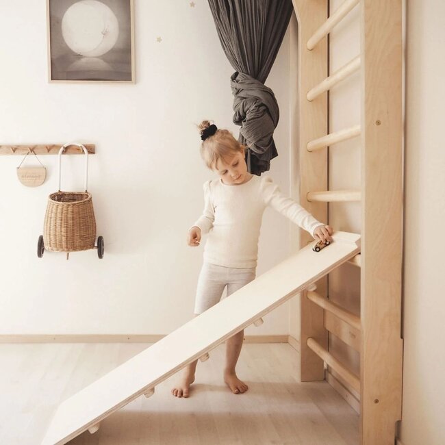 Kompaktes Holz-Wand- und Mini-Klettergerüst in Natur